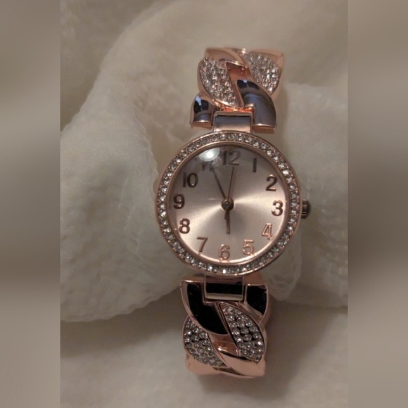 Elegant Rose Gold Women's Watch VEUC gorgeous (New Battery In It) - Picture 1 of 5
